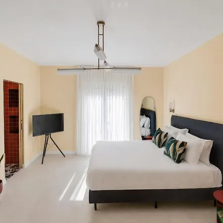 Elegant 2br A Few Steps From Centre *