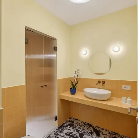 Elegant 2br A Few Steps From Centre *