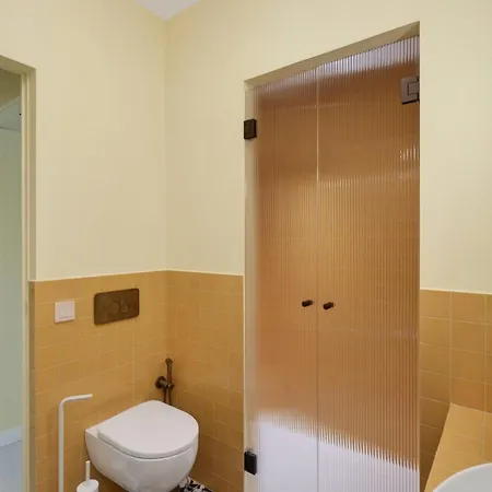 Elegant 2br A Few Steps From Centre *