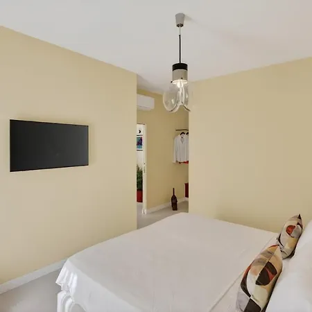 Elegant 2br A Few Steps From Centre