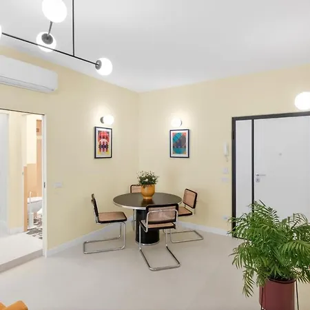 Elegant 2br A Few Steps From Centre